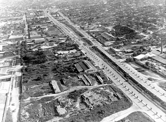 Avenida del Aeropuerto. A la izquierda el barrio Sevilla y a la derecha la Zona Industrial. Década del 70.