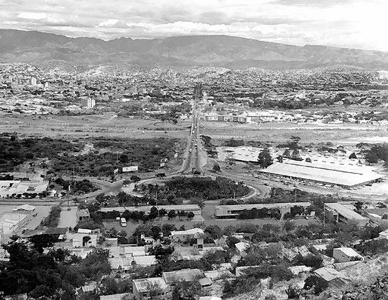 Panorámica de Cúcuta desde el sector Oriental de la ciudad, se aprecia la Redoma San Mateo y a su derecha el centro Comercial Bolívar en sus inicios. Década del 70.
