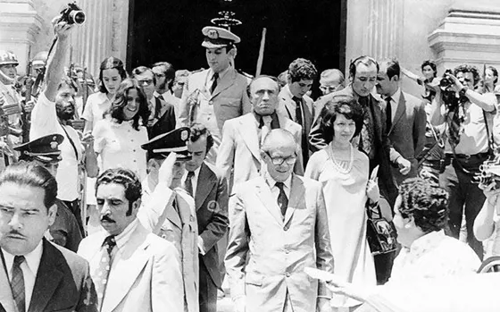 Centenario Terremoto de Cúcuta. Mayo18 1975. El presidente Alfonso López Michelsen, sale de la Catedral San José en compañía de la Gobernadora del Departamento, Fidelia Villamizar después de misa.