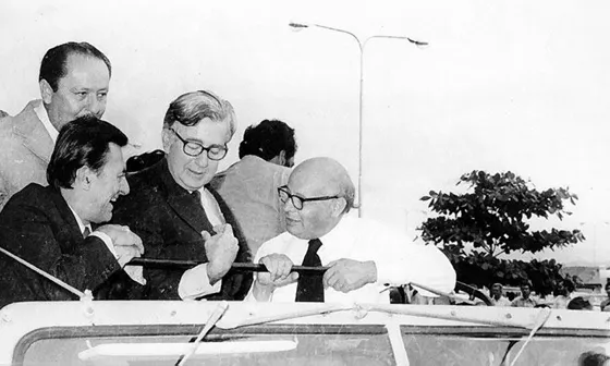 Visita del candidato a la Presidencia de la República doctor Carlos Lleras Restrepo durante su campaña de reelección en 1978. De izquierda a derecha los empresarios nortesantandereanos Rafael Corredor y Jesús Atehortúa; el ex-ministro cucuteño Virgilio Barco Vargas, y el ex-presidente Carlos Lleras Restrepo.
