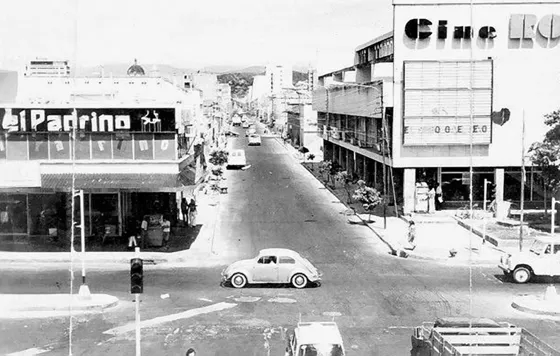 Calle 10 Avenida 0. Ala derecha el Edificio Rosetal. Década del 70.