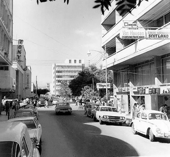 Calle 11 entre avenidas 4a. y 5a. Pleno sector comercial de la ciudad. Década de los 70.