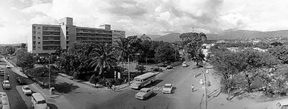 Hotel Tonchalá. Avenida 0 Calle 10. Este fue durante varias décadas el mejor y mas moderno hotel de la ciudad, además de estar ubicado en uno de los sectores comerciales mas importantes de Cúcuta. Década de los 70.