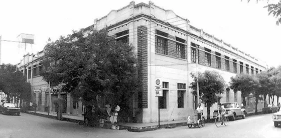 Edificio Comercial. Calle 11 Avenida 4a. Década de los 70.