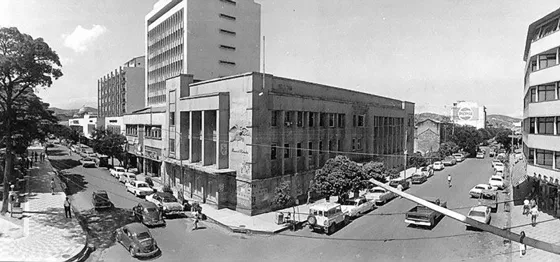 Esquina de la calle 10 con Avenida 5a. Se aprecian el Banco de Colombia, el Edificio Agrobancario, el Edificio Seade, construidos a principio de la década de los 70 En esa época aún se podían estacionar los vehículos en las calles del centro de la ciudad.