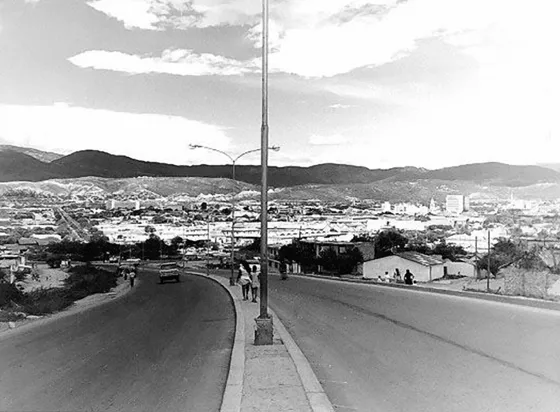 Panorámica de Cúcuta desde la Autopista a Juan Atalaya. Década de los 70.