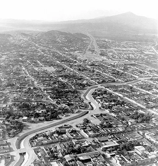 Vista aérea de la ciudad. Se observa el Canal Bogotá que distribuye las aguas lluvias de un amplio sector de la ciudad. Década de los 70.