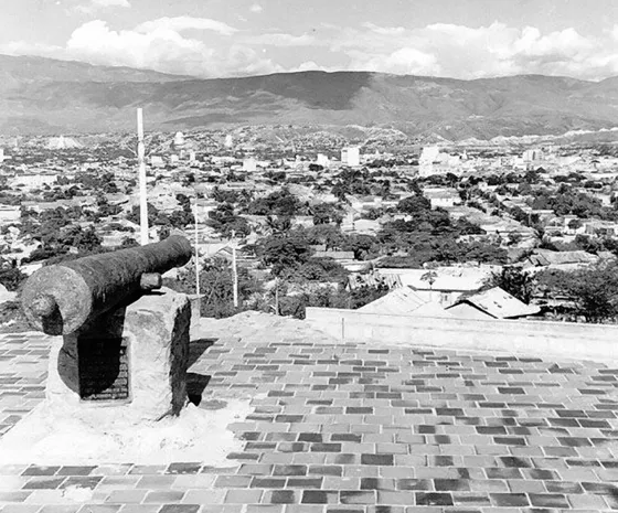 Panorámica de Cúcuta desde el monumento de la Columna de Bolívar, al occidente de la ciudad. Década de los 70.
