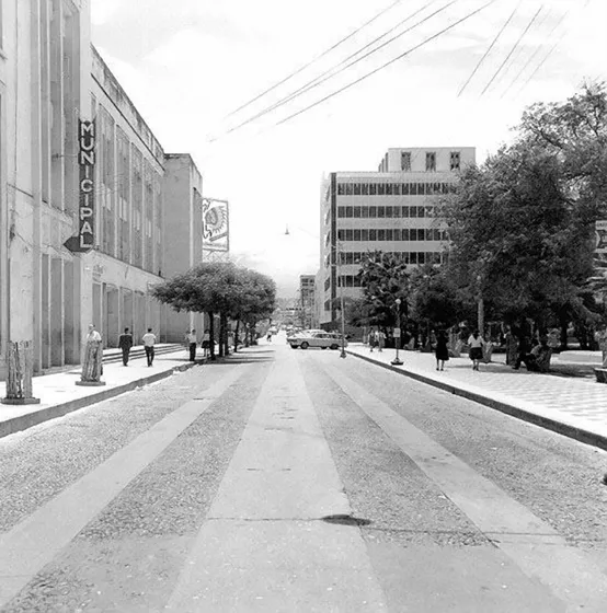 Calle 11entre Avenidas 5a y 6a. Este es el único tramo de la ciudad que conserva el antiguo empedrado de las calles de Cúcuta. Década del 70.