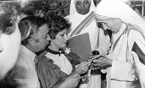 La Madre Teresa de Calcuta( Premio Nóbel de la Paz). Durante su visita a Cúcuta en 1981, a su lado se encuentran el Gobernador del departamento Cayetano Morelly Lázaro y su esposa Martha Pérez Aranguren.