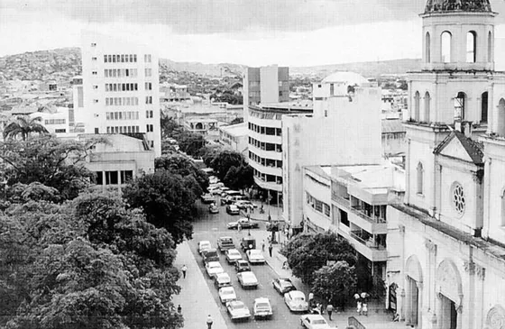Parque Santander y Catedral San José. Avenida 5a entre calles 10 y 11. Década del 80.