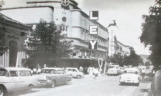 Almacén Ley (hoy almacenes Éxito). A partir de la década del 60, este almacén ha sido considerado uno de los mas importantes de la región, el cual se construyo donde quedaba el almacén de Don Tito Abbo Jr. Avenida 5ª calle 12. Centro Década del 50. Fuente: Cámara de Comercio de Cúcuta