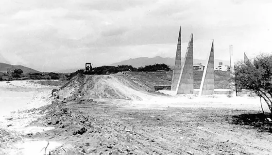 Construcción del Teatro Las Cascadas en el Malecón de la avenida Libertadores. 1983.