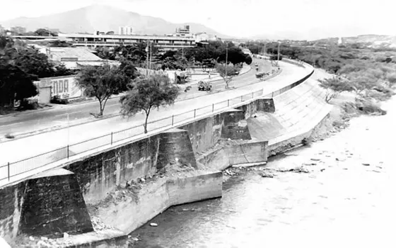 Avenida Los Libertadores y muralla protectora a orillas del río Pamplonita. Orillas río Pamplonita. La construcción de esta avenida y de su Malecón en la década del 80, fueron definitivamente para el desarrollo vial y urbano de Cúcuta.