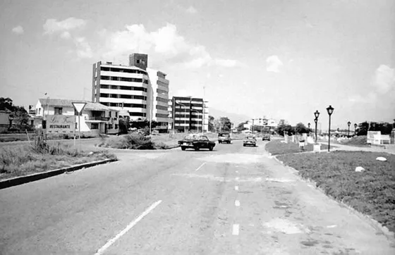 Avenida Los Libertadores, al fondo se ven los Edificios en el cruce de la calle 15 A. 1984.