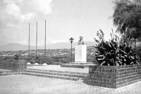 Busto del General Francisco de Paula Santander en el Malecón de La Avenida Libertadores. 1984.