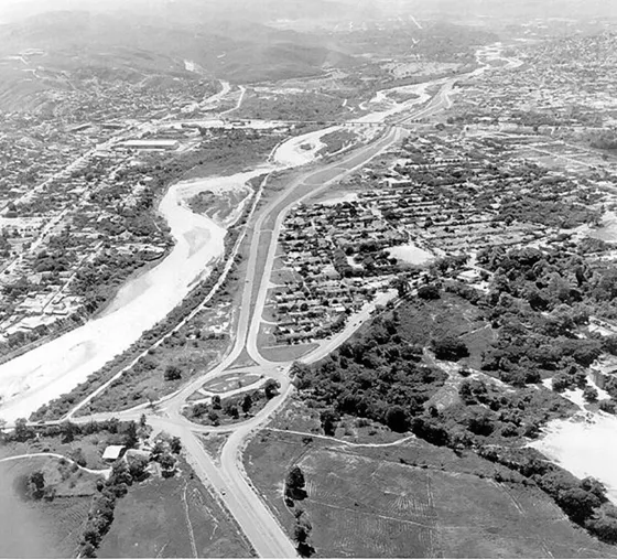 Vista Aerea Avenida Libertadores en la intersección con La Avenida Gran Colombia. Esta Avenida ha sido una de las principales vías construidas en cúcuta, pués ha sido factor de desarrollo para todo el sector aledaño al Río Pamplonita. Década del 80.