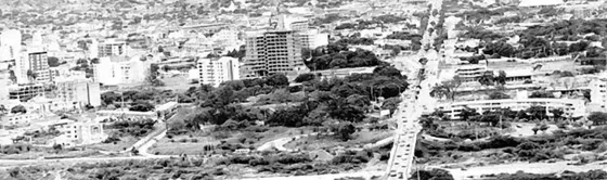 Panorámica de Cúcuta desde los cerros orientales. Se observa La Diagonal Santander y los edificios ubicados al oriente de La Avenida Cero. Década del 80.