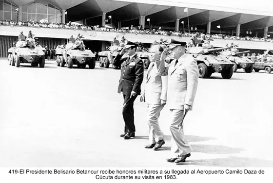 El Presidente Belisario Betancur recibe honores militares a su llegada al Aeropuerto Camilo Daza de Cúcuta durante su visita en 1983.