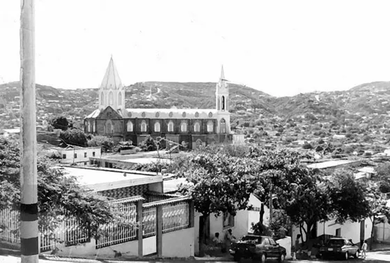 Iglesia Perpetuo Socorro. Calle 15 Avenida 14. Década del 80.