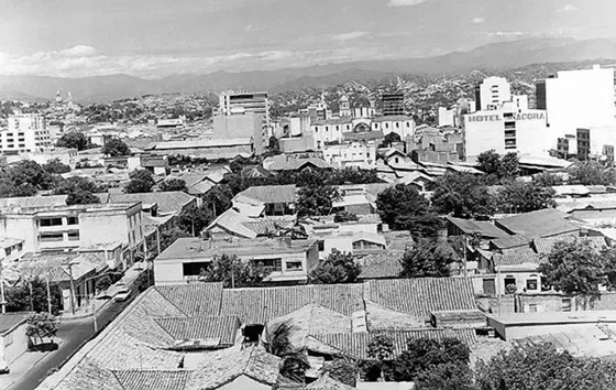 Panorámica del centro de Cúcuta, a la izquierda se aprecia la Calle 11. Década del 80.