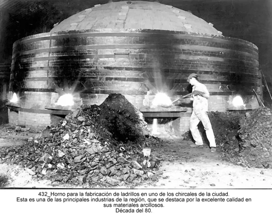 Esta es una de las principales industrias de la región, que se destaca por la excelente calidad en sus materiales arcillosos. Década del 80.