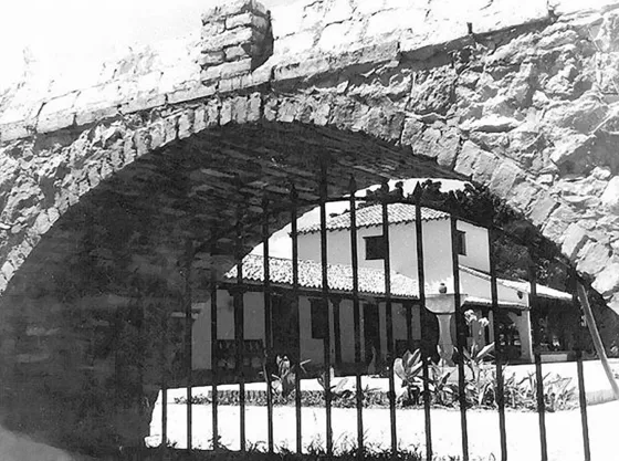 Vista parcial antiguo acueducto Villa Rosario en su paso por la Quinta del General Santander Foto década del 80.
