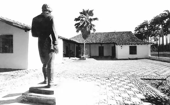 Estatua del General Francisco de Paula Santander en el patio de la quinta donde nació.