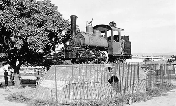Monumento al Ferrocarril de Cúcuta. Se encuentra ubicado en el Terminal de Transportes, donde estaba ubicada la antigua Estación Cúcuta del ferrocarril. Foto de la década del 80.