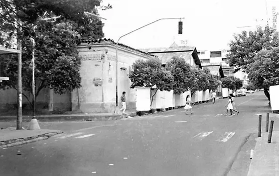 Avenida 7a vista desde un poco antes de la calle 10. Década del 80.