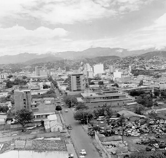 Calle 11 vista desde antes de la Avenida Cero hacia el centro de la ciudad. Década 80.