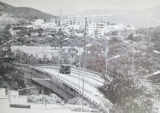 Puente Francisco de Paula Andrade. Avenida 0. Al fondo de observa el elegante Barrio Bellavista. Década del 90. Fuente: Cámara de Comercio de Cúcuta