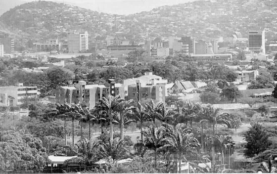 Panorámica desde el Barrio Bellavista. Se observa primero el Barrio La Rinconada y al fondo la ciudad. Década del 90.