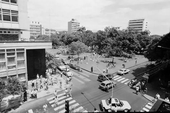 Esquina Avenida 5a. con Calle 11. Pleno centro de la ciudad, se aprecia al frente el Parque Santander.