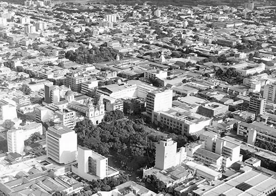 Vista aérea centro de Cúcuta, se puede apreciar el Parque Santander. Década del 90.