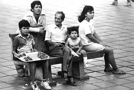 Familia en el Parque Santander. | El desempleo y las actividades comerciales informales se incrementaro