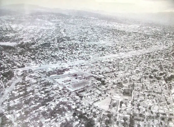 476. Vista aerea de la Ciudadela Juan Atalaya. Construidos en terrenos de su benefactor, el ciudadano español Juan Atalaya, y actualmente es uno de los sectores mas populosos de la ciudad. Foto, década de los 90. Fuente: Cámara de Comercio
