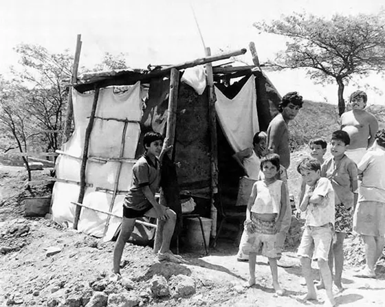 Típica vivienda improvisada con las cuales se inician las invasiones en las zonas periféricas de la ciudad. Este es uno de los mas agudos problemas que se presentan en los finales del siglo XX. Foto, década de los 90.