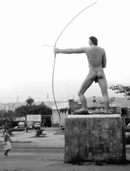 Estatua del Indio Motilón. Frente a la Redoma de La Central de Transportes. Foto, década de los 90.