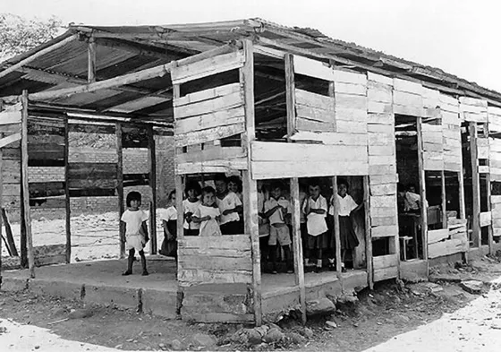 Escuela en el Barrio Belisario en el sector periférico de la Ciudadela Juan Atalaya. Se observa la pobreza de este establecimiento público, similar a muchos que se improvisan en estos barrios de invasión. Foto, década de los 90.