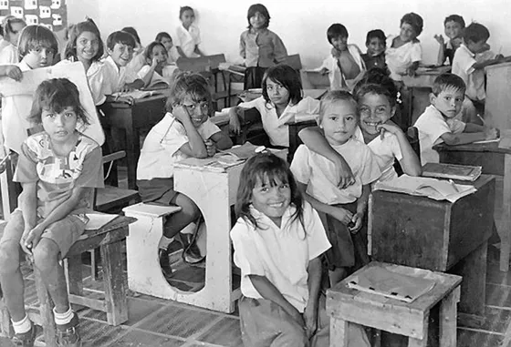 Niños de las escuelas publicas de los barrios periféricos de la ciudad. Foto, década de los 90.