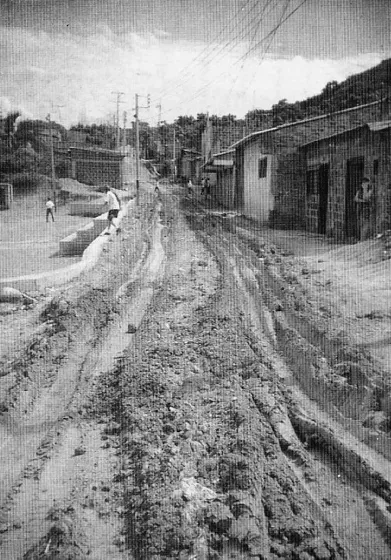 Vía sin pavimentar en uno de los barrios periféricos de la ciudad que además carecen en su gran mayoría de servicios públicos. Foto, década de los 90.