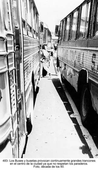 Los Buses y busetas provocan continuamente grandes trancones en el centro de la ciudad ya que no respetan los paraderos. Foto, década de los 90.