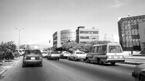 Diagonal Santander al fondo se observan el Banco de la República y el Almacén Gino Pascalli. Foto, década de los 90.
