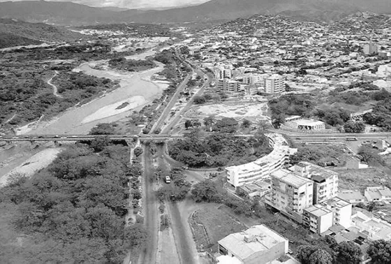 Vista aérea del Río Pamplonita, Puente Elías M. Soto, Avenida los Libertadores, y los barrios adyacentes. Foto, década de los 90.