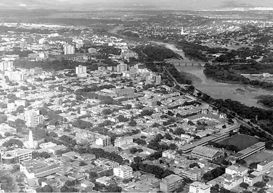 Vista aérea de los Barrios Blanco y Caobos. o Al fondo a la derecha se observa: el Río Pamplonita, el Puente Elías M. Soto y el barrio San Luís. Foto, década de los 90.
