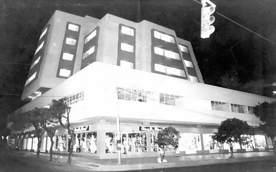 Moderno edificio Ovni, de oficinas y locales comerciales. Calle 10 Avenida 2a. Foto, década de los 90.