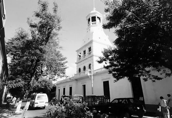 Tradicional Torre del Relojdespués de su restauración. En este edificio Funcionó a principios de siglo La compañía Eléctrica del Norte y actualmente es la Casa de la Cultura y la Secretaría de Cultura y Turismo del Departamento. Foto, década de los 90.