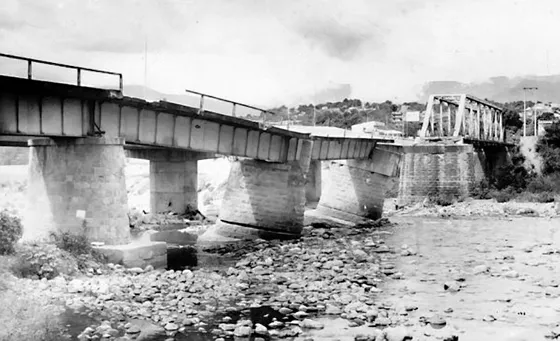 Puente Jorge Gaitán Durán.1996. Este Puente se ha caído 3 veces debido a las crecidas del Río Pamplonita. Foto década del 90.