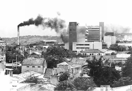 Centro de la ciudad y Barrio Latino. Se Aprecian las chimeneas de la Fábrica de Bavaria, la cual contaminaba este amplio sector central. Foto década del 90.